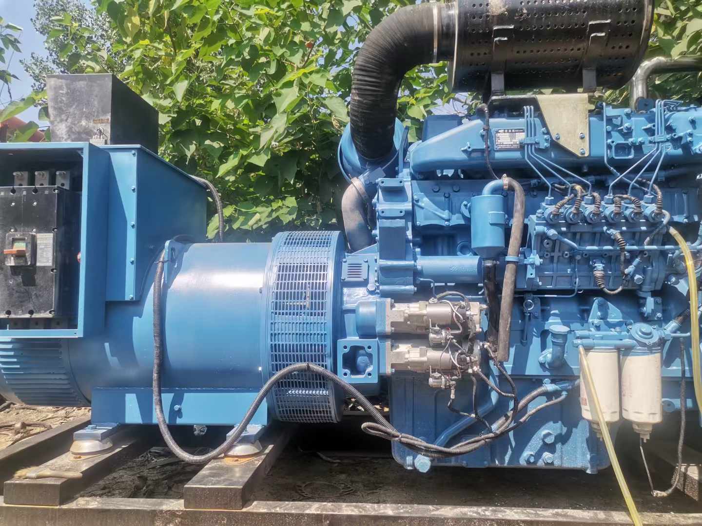 改则详细说明降低 800kW 柴油发电机输出电流波动的方法