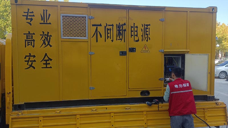 改则柴油发电机组和UPS电源配合使用时，如何避免切换过程中的电力中断？